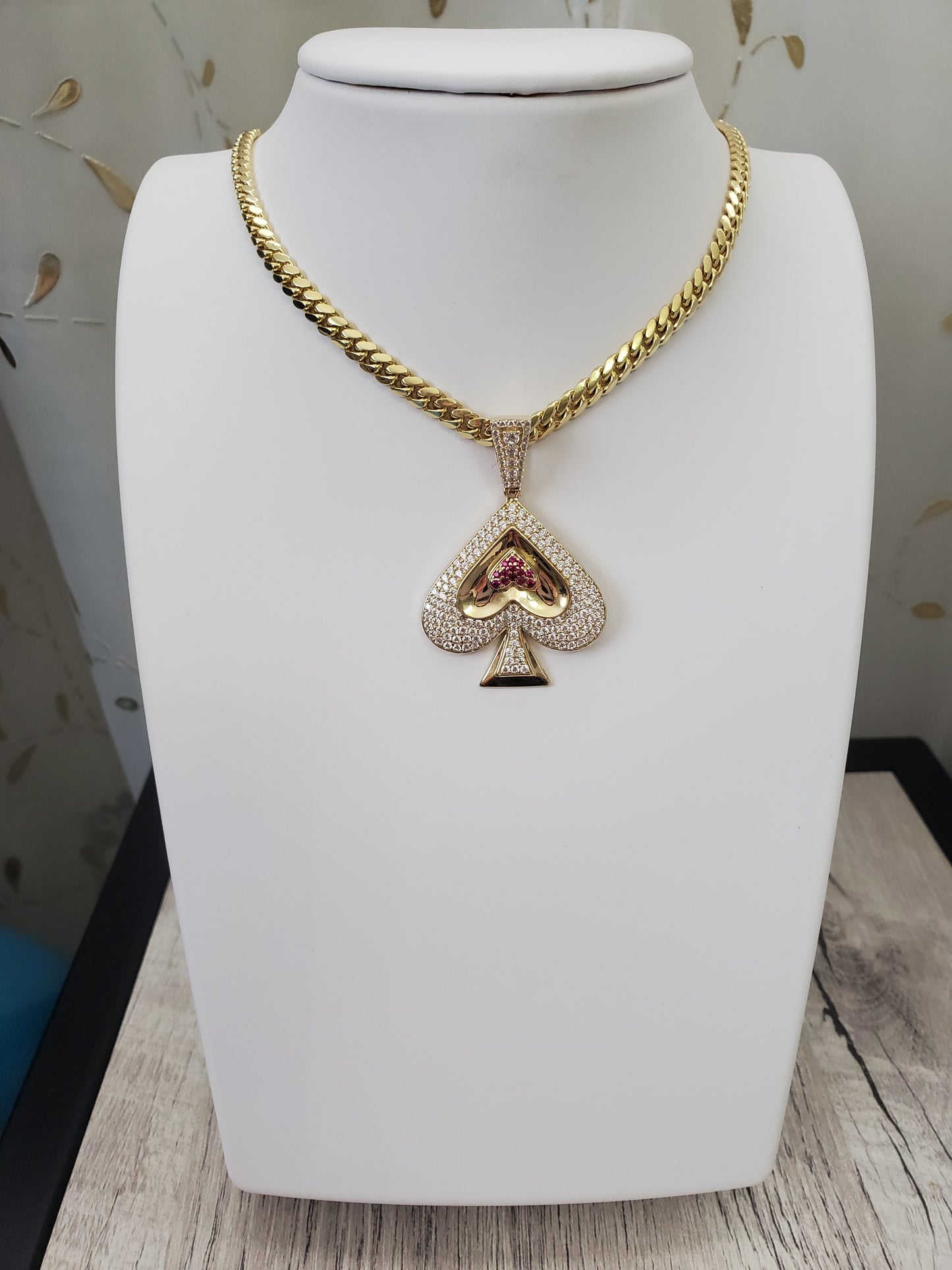 Cuban Link chain with pendant gold 10k