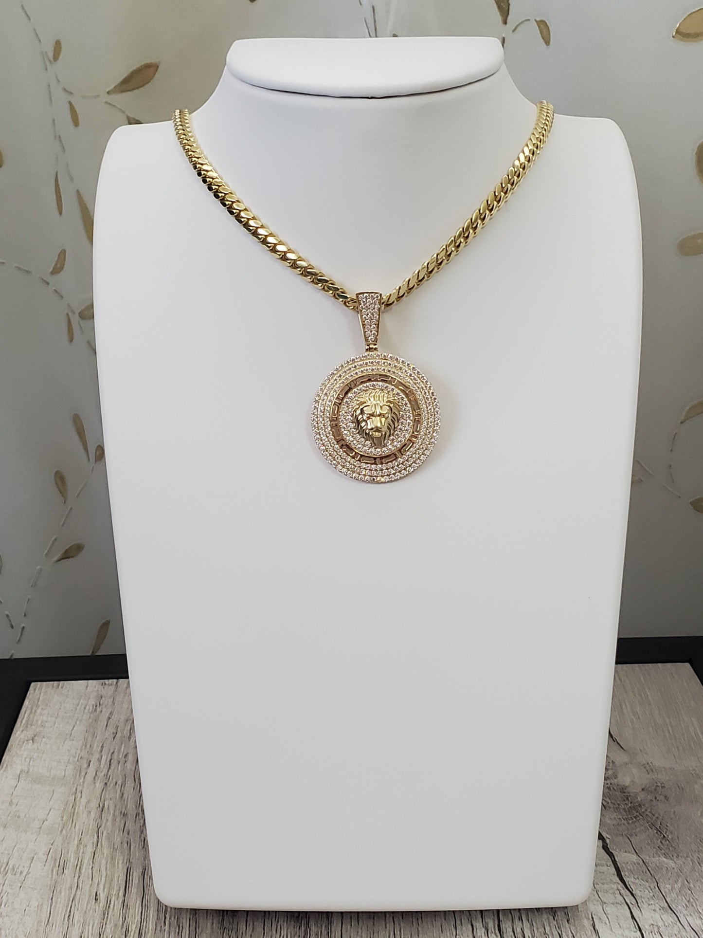 Cuban link chain with pendant 10k